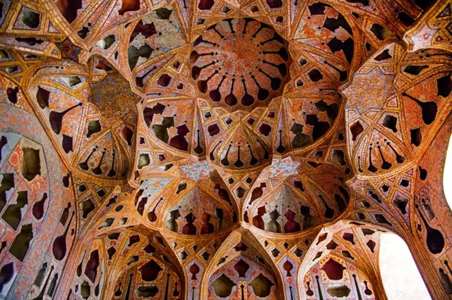 • کنده‌کاری‌های موجود در سقف قوس‌دار اتاق موسیقی کاخ عالی قاپو (ایران) که زمان انعکاس صوت را کاهش می‌دهند، آن را به مکانی عالی برای خواندن آوازهای ایرانی تبدیل کرده‌اند