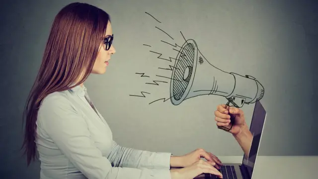 Un altavoz sale de una computadora