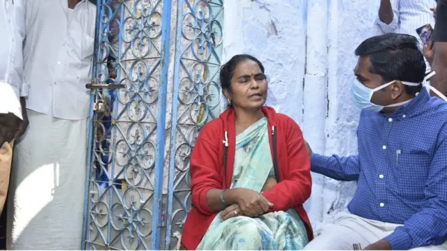 స్నేహలత తల్లిని ఓదారుస్తున్న కలెక్టర్ చంద్రుడు