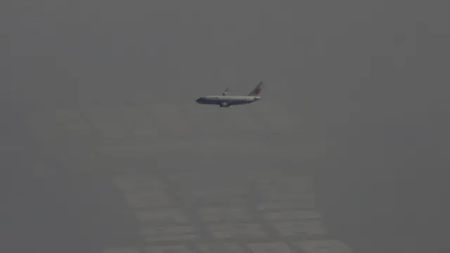 1月2日，北京上空的一架中国国航航班。中国环保部长承认北京的冬季污染基本没有什么改善。