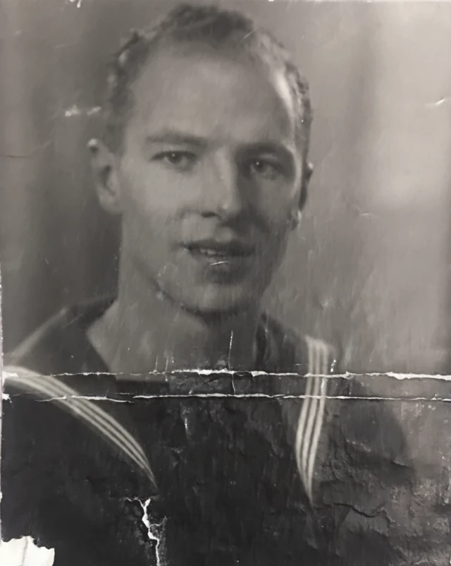 Voennoslužaщiй VMS Velikobritanii Эrik Gэmmel vo vremя voйnы