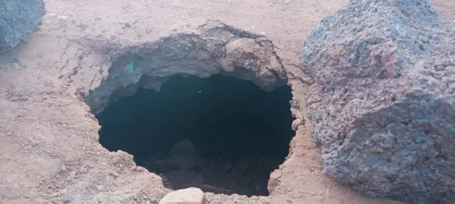 రోడ్డుపై భారీ గుంత