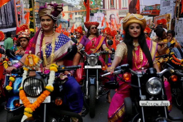 写真で見る】新年を民族衣装とバイクで祝うインドの女性たち - BBCニュース