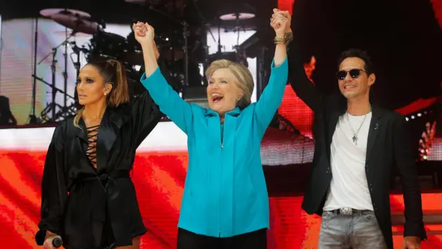 Jennifer López, Hillary Clinton y Marc Anthnoy.