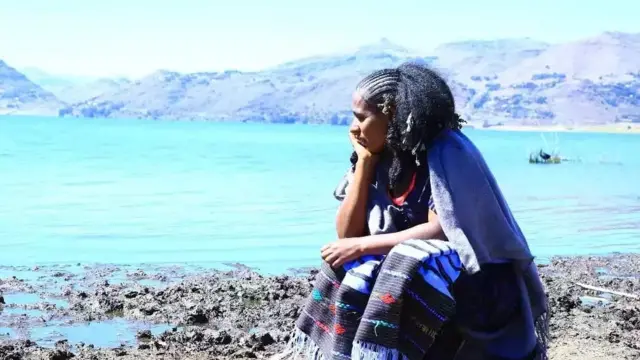 ሰላጦ፡ ኣብ ጫፉ ወይ ድማ ድሕሪቱ ዝድርመም ኮይኑ፡ ብክልተ ጫፉ ንውሕ ዝበለ ዘለላ ኣለዎ