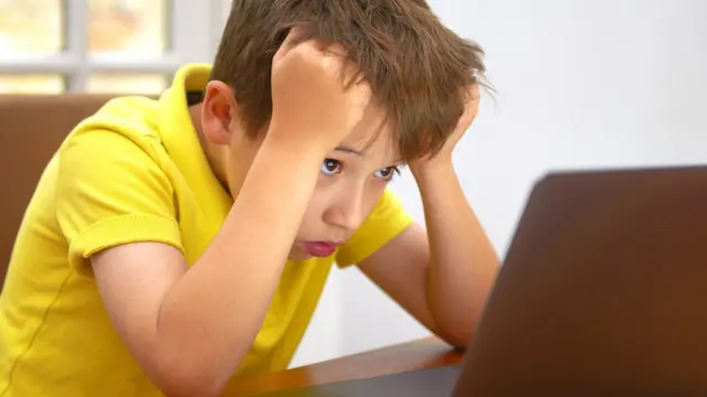 дитина за комп'ютером