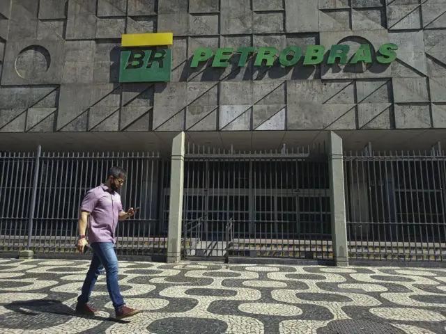 Homem caminhandoapp do estrela betfrente ao prédio da Petrobras, no Rioapp do estrela betJaneiro