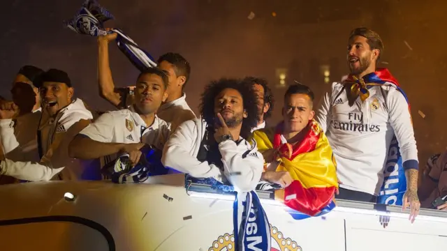 صورة للاعبي مدريد وهم يحتفلون بفوز اللقب
