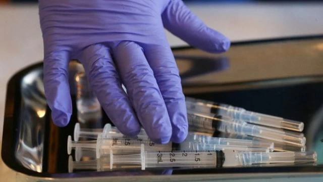 เจ้าหน้าที่ของชิลีเตรียมหลอดฉีดยาบรรจุวัคซีนซิโนแวค