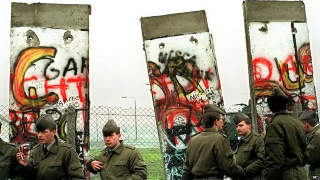 ਕਿਹਾ ਜਾਂਦਾ ਹੈ ਕਿ 9 ਨਵੰਬਰ 1989 ਨੂੰ ਬਰਲਿਨ ਦੀ ਦੀਵਾਰ ਢਾਹੁਣ ਦੀ ਸ਼ੁਰੂਆਤ ਹੋਈ