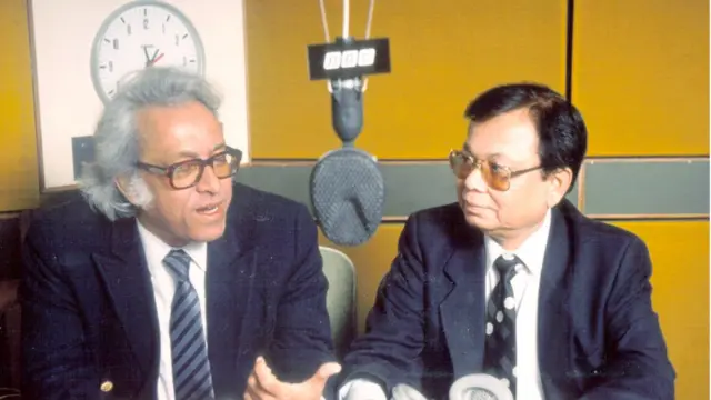 বুশ হাউস স্টুডিওতে বিবিসি বাংলার সেরাজুর রহমান কথা বলছেন কবি শামসুর রহমানের সাথে।