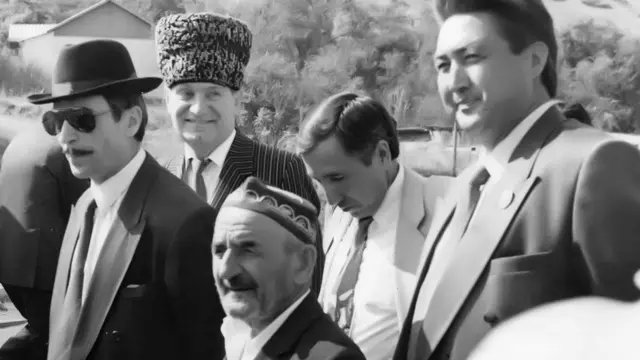 Чеченстандын биринчи президенти Жохар Дудаев 1992-жылы Бишкекте өткөн кыргыздардын дүйнөлүк биринчи курултайына катышкан.