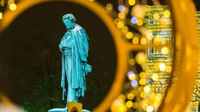 Памятник Пушкину в новогодней иллюминации