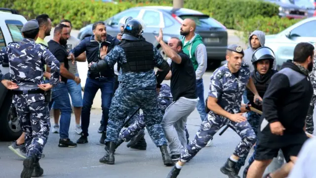 پلیس در بیروت سعی در ممانعت از حمله طرفداران حزب‌الله و عمل به معترضان دارد