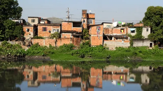 Casas precárias, sem pintura, na beirabetsul baixar aplicativocanal poluído no Riobetsul baixar aplicativoJaneiro