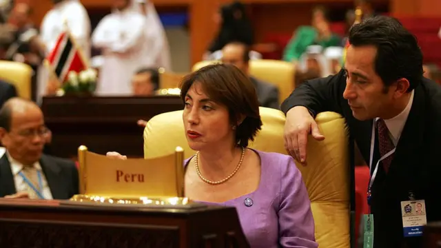 الیزابت استت وزیر خارجه پرو یکی از مقام‌هایی است که مجبور به کناره‌گیری شده است