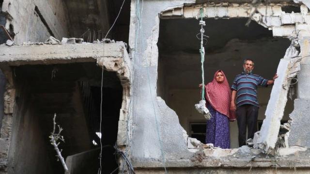 Imagem mostra uma casa danificada em Gaza