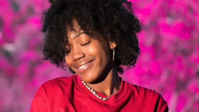 امرأة تبتسم