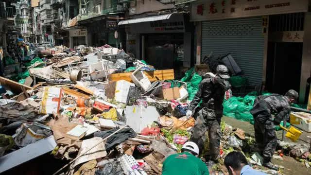 解放軍澳門駐軍在十月初五街清理颱風天鴿吹襲遺下的垃圾雜物(25/8/2017)