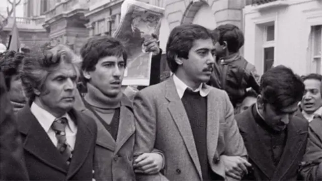 లండన్‌లో తమ తండ్రి ఉరిశిక్షకు వ్యతిరేకంగా నిర్వహించిన ప్రదర్శనల్లో షానవాజ్, ముర్తాజా భుట్టో