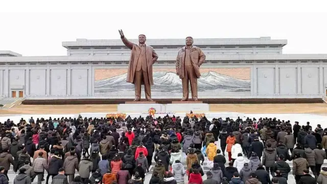 κΉμ μΌ κ΅λ°©μμμ₯μ μμΌ(κ΄λͺ
μ±μ )μ λ§μ κ°μ§ κ·Όλ‘μλ€, μ²μλ
νμλ€κ³Ό μΈλ―Όκ΅°μ₯λ³λ€μ΄ λ§μλ μΈλμ μλ κΉμΌμ±Β·κΉμ μΌ λμμ νννλ€κ³ λ
Έλμ λ¬Έμ΄ 2019λ
2μ 6μΌ λ³΄λνλ€