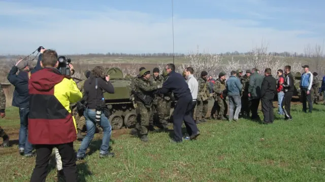 У перші тижні конфлікту на Донбасі групи сепаратистів блокували пересування військових колон.