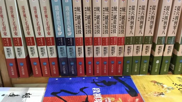 田園書屋在書展上售賣的政治書