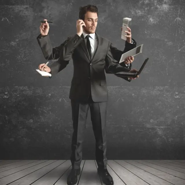 Hombre haciendo muchas cosas