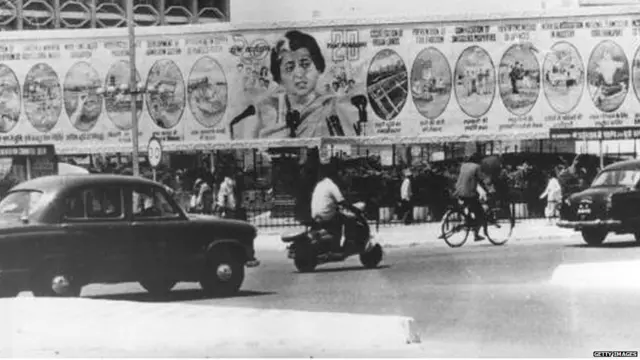 ਇੰਦਰਾ ਗਾਂਧੀ ਸਰਕਾਰ ਵੱਲੋਂ 1976 ਵਿੱਚ ਆਪਣੇ ਪ੍ਰਚਾਰ ਲਾਇਆ ਗਿਆ ਬੋਰਡ