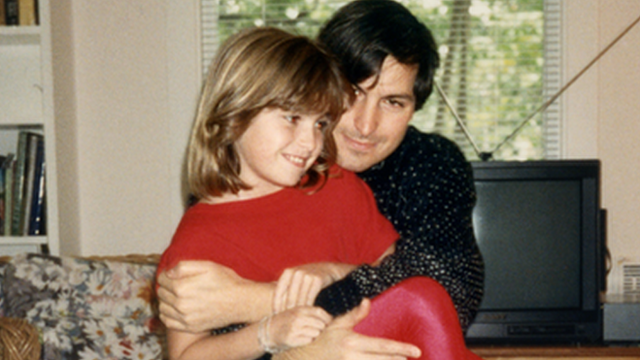 Steve Jobs abraçado com a filha Lisa, ainda criança