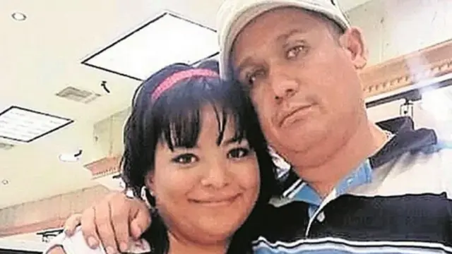 Mónica Esparza y su hermano