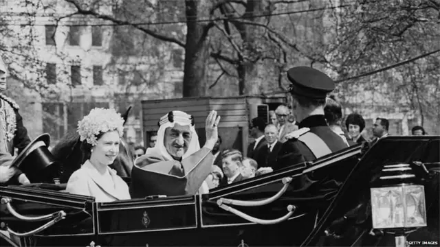 शाह फैसल और महारानी एलिजाबेथ द्वितीय 1967 की यात्रा के दौरान हाइड पार्क का दौरा करते हुए