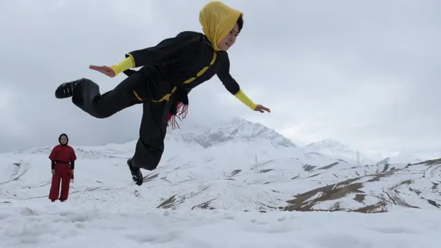 Azimi’nin başkent Kabil’de kurduğu Wushu kulübünde 20 kişi ders alıyor.