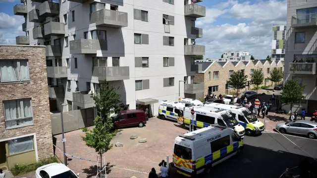 La policía allana un edificio en el este de Londres
