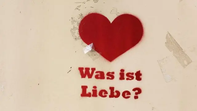 Un grafiti con un corazón en una pared
