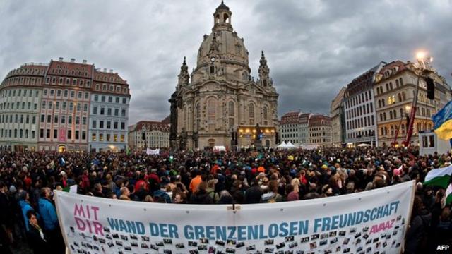 反对极右翼佩吉达运动的民众也在德累斯顿举行抗议示威。