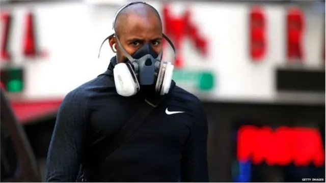 માસ્ક પહેરેલી વ્યક્તિ