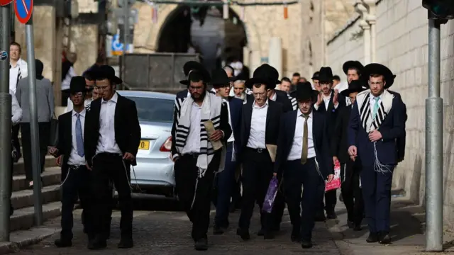 Eki yigit bir qiz porno