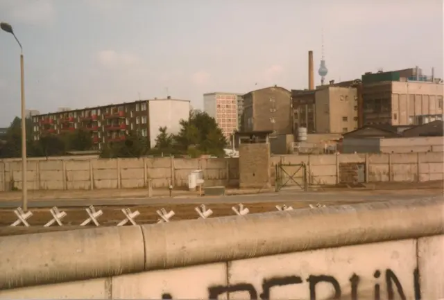 La Torre de Televisión con el Muro de Berlín en las épocas de la República Democrática de Alemania