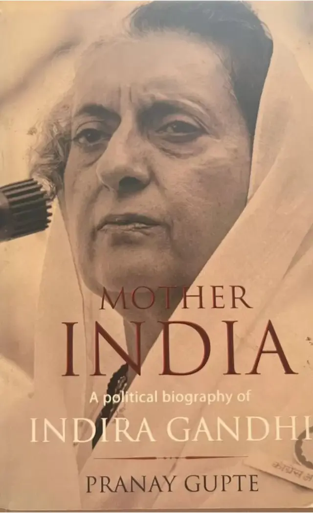 આરકે ધવનને સૌથી પહેલા ઇંદિરા ગાંધીના નાના પુત્ર સંજય ગાંધીની રાજકીય મહત્ત્વાકાંક્ષા ઓળખવાનો શ્રેય અપાય છે