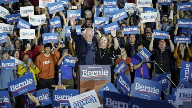 Umukandida w'umu Demokarate Sen. Bernie Sanders (I-VT) n'umugore wiwe Jane Sanders