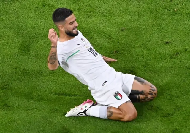 Lorenzo Insigne celebra