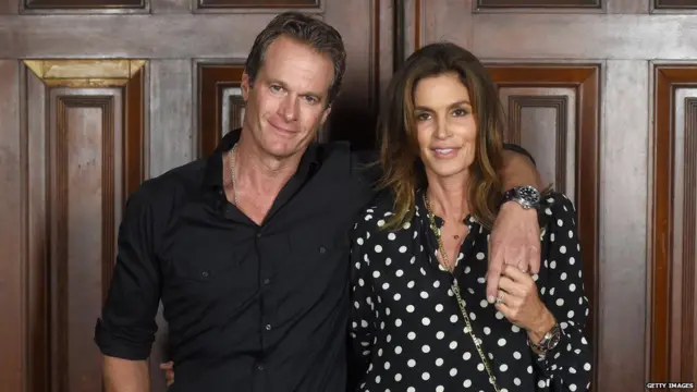 克鲁尼的好朋友伯格及其妻子，超级名模辛迪·克劳馥（Credit: Getty Images）