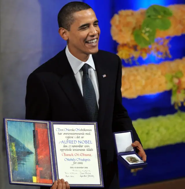 બરાક ઓબામા નોબલ પુરસ્કાર સાથે