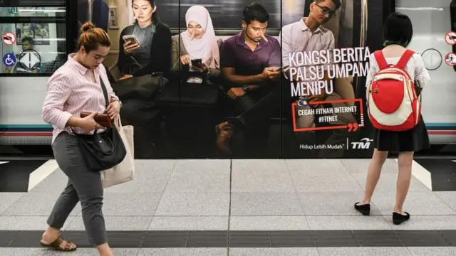 મલેશિયાની સબવેમાં મૂકાયેલી જાહેરાત