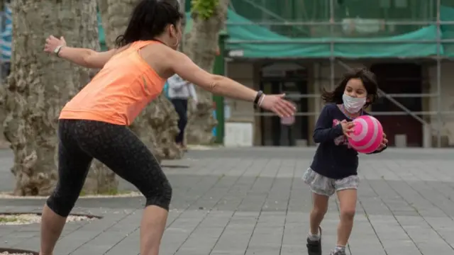 Испанским детям разрешили выходить гулять