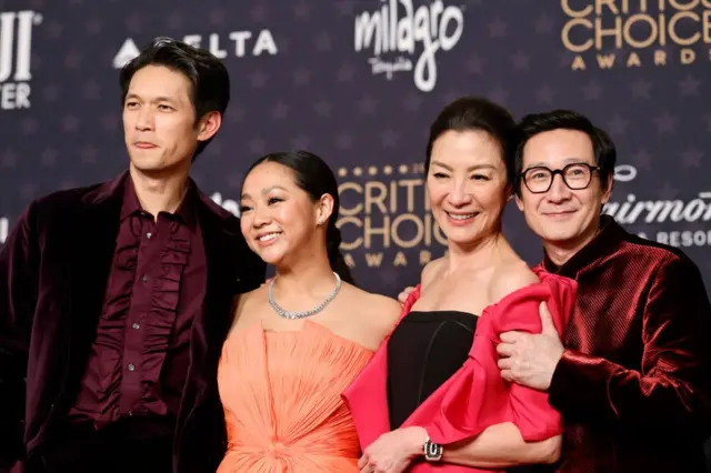 Harry Shum Jr., Stephanie Hsu, Michelle Yeoh e Ke Huy Quan posam para fotocadastrar betanopremiação