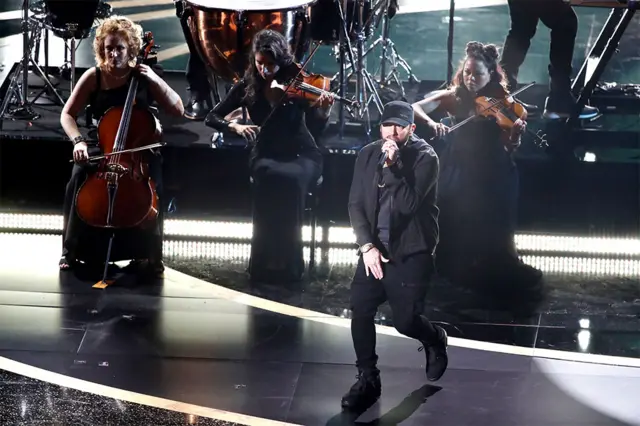 Eminem cantando en el escenario