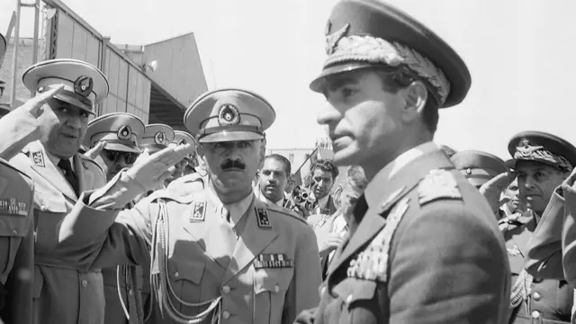 মোসাদ্দেক ক্ষমতাচ্যুত হবার পর বাগদাদ থেকে তেহরান ফিরে আসেন শাহ