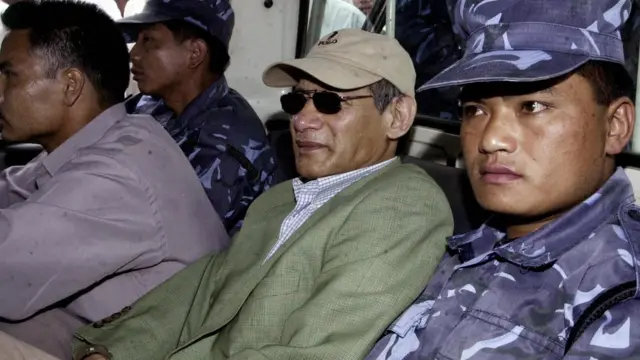 જેલમાંથી ફરાર થયા બાદ ચાર્લ્સે પશ્ચિમી દેશમાંથી ભારતની મુલાકાતે આવેલા વિદ્યાર્થીનો સ્વાંગ લીધો.